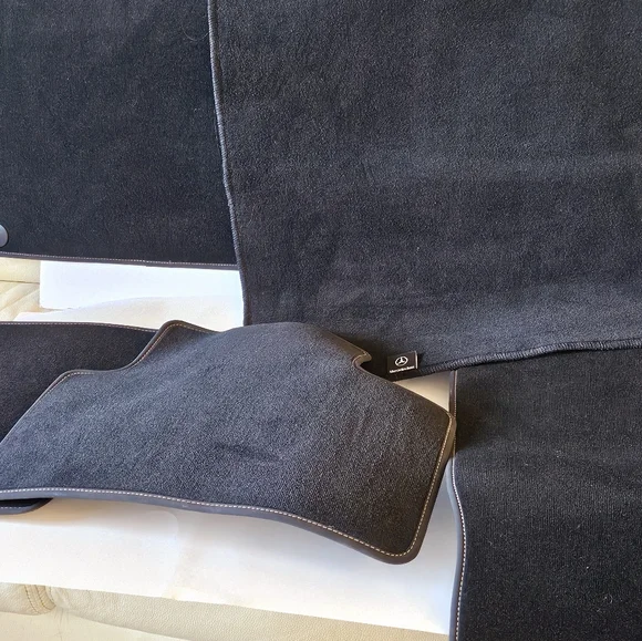 Mercedes carpeted floor mats - Picture 3 of 11
